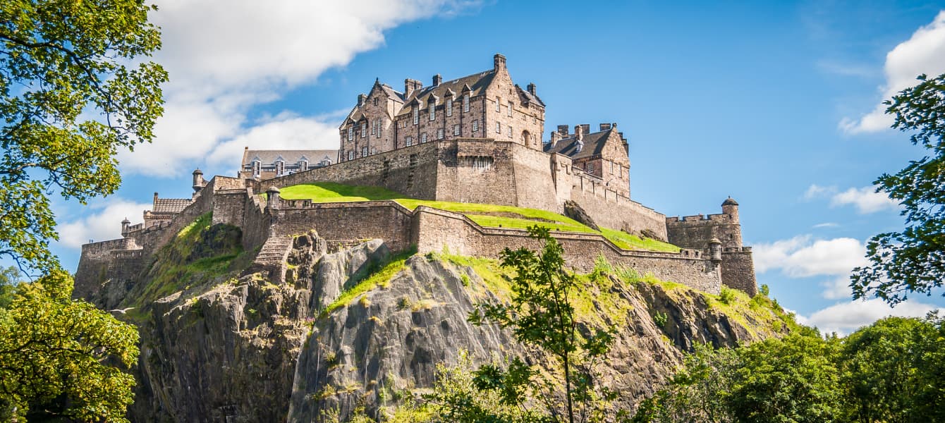 Explore Edinburgh Castle while learning English at Oxford International