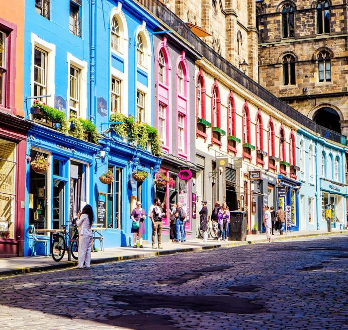Colorful houses on Victoria Street in Edinburgh, a vibrant learning destination