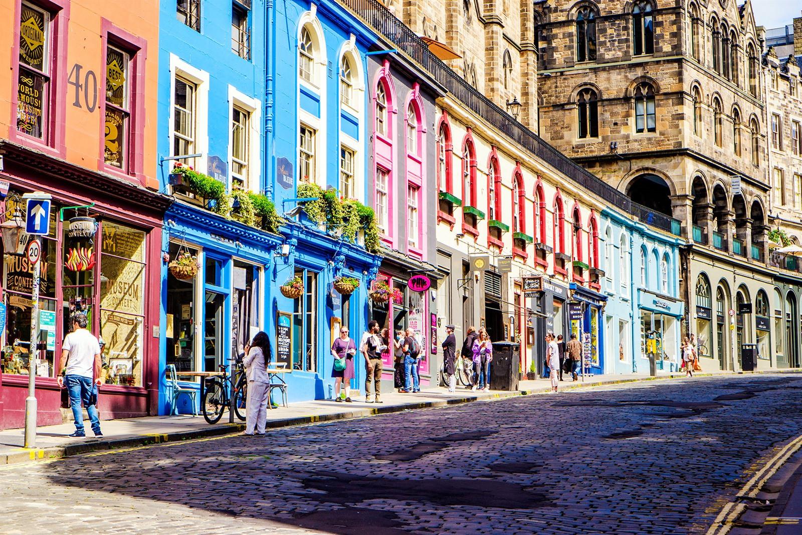 Colorful houses on Victoria Street in Edinburgh, a vibrant learning destination