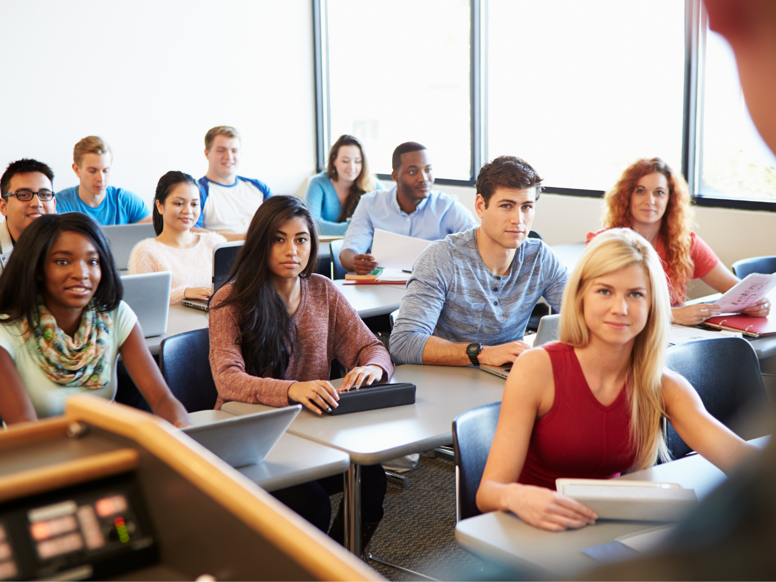 A group of students studying English in class. Join our semi-intensive course to boost your English fluency with General English lessons in the morning and specialised electives in the afternoon!