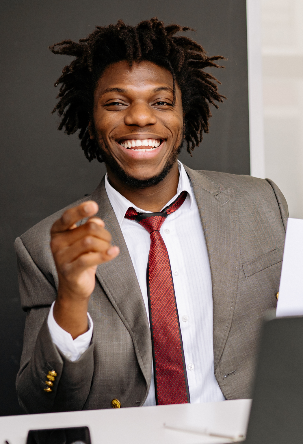 A smiling male professional looking confident. Improve your English fluency with funded English courses through CPF France (Compte Personnel de formation) and Oxford International!